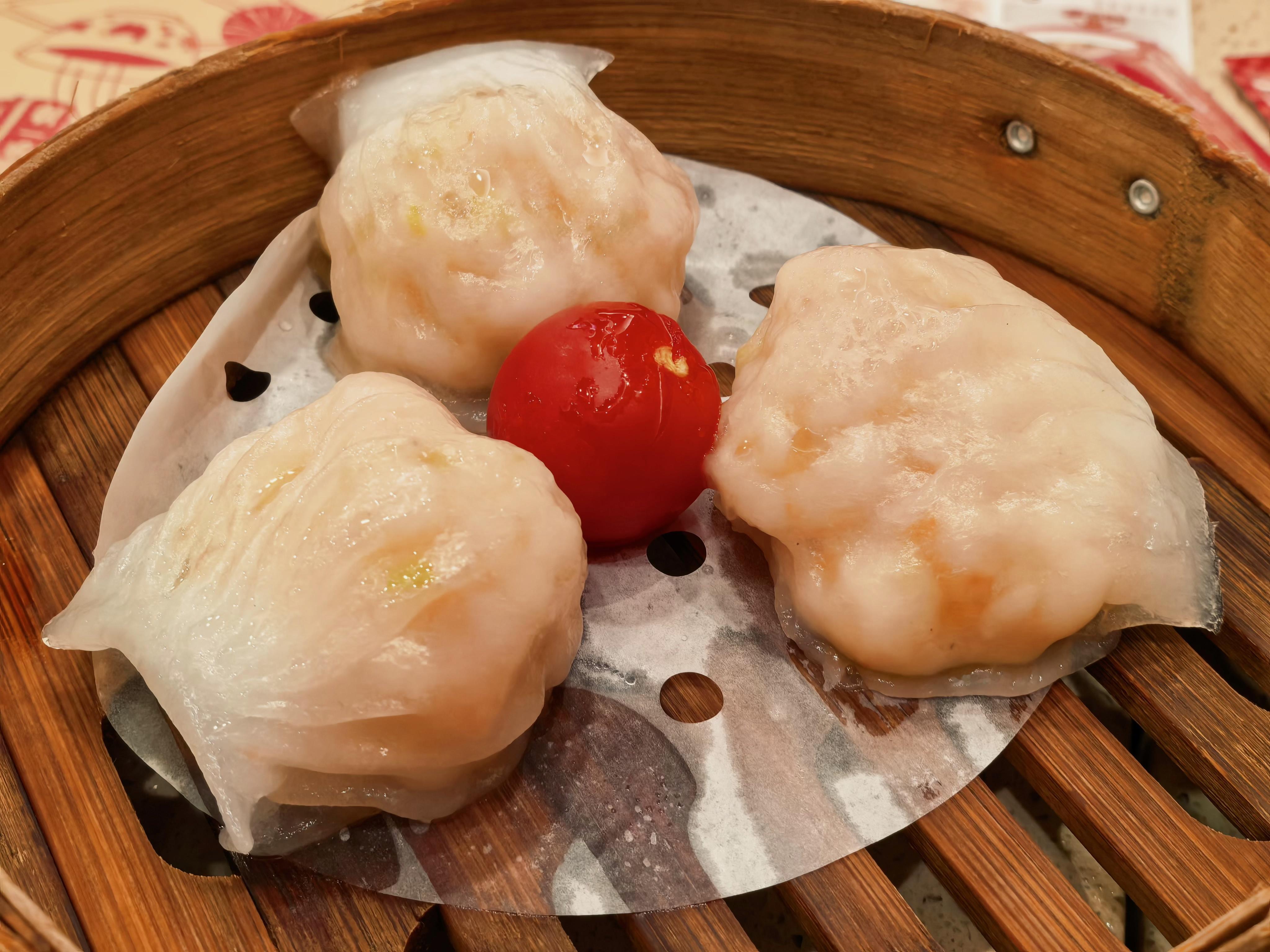 广东人的早餐是从喝早茶开始，一盅两件。虾饺、烧麦、凤爪、萝卜糕，这是经典四道菜。