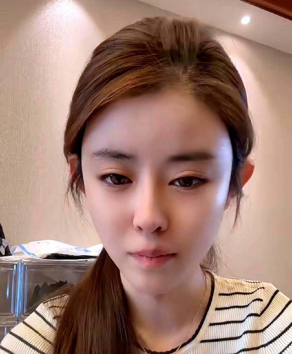 仙家洋正式回应粉丝节奏，直言不在意腿腿的婚史过往。他在直播中强调，两人目前处于接