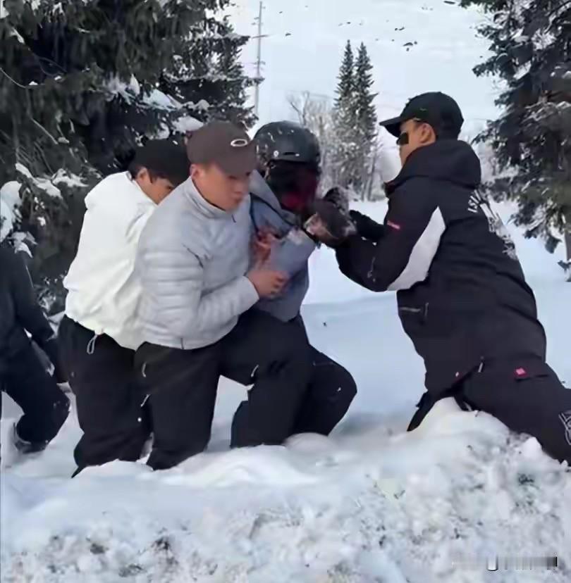 为何不避？因为不怕！认知真的是一个好东西。一个小仙女在阿勒泰旅游时，发现雪地