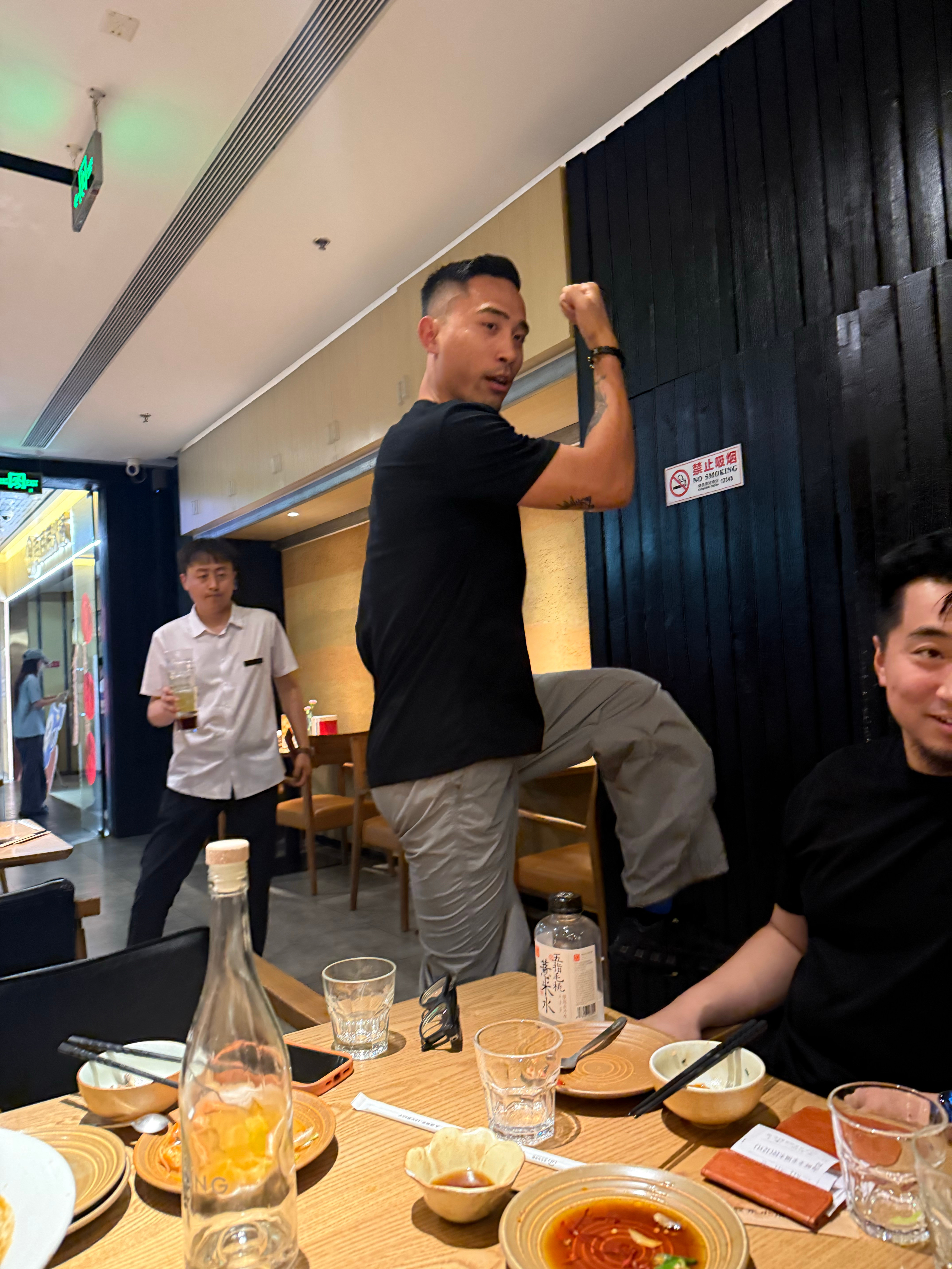 周末和我的发小吃饭，聊到了打篮球，然后关于“起跳姿势”争论了起来。我本来很自信的