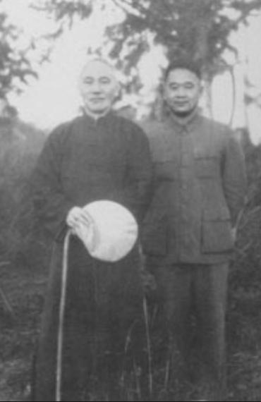 1943年的重庆，日机轰炸刚过，蒋介石生了疖疮。二十七岁的外科助教熊丸被侍从室吴