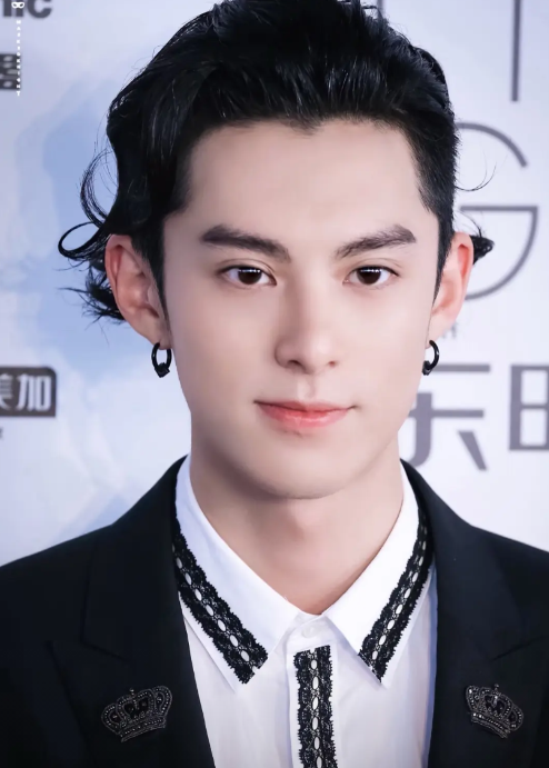 我严重怀疑王鹤棣的录音曝光是帮虞书欣挡枪虽然这段录音反而证明王鹤棣的长情专一，