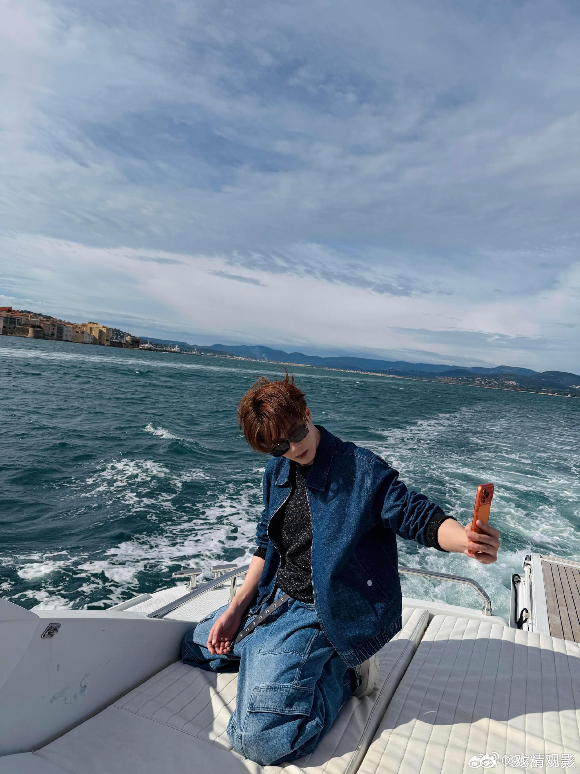 檀健次让我知道了春天的味道被檀健次狠狠戳中心巴，他站在那里什么都不用做，就能让