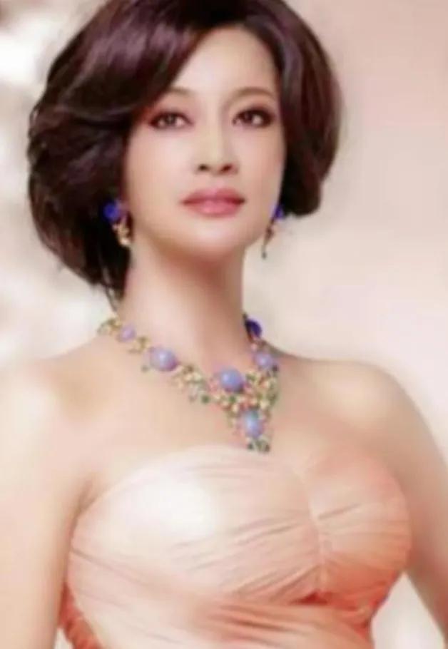 1982年，刘晓庆到南京演出，遇见了正在拍戏的迟志强，晚上几杯酒下肚后，刘晓庆让