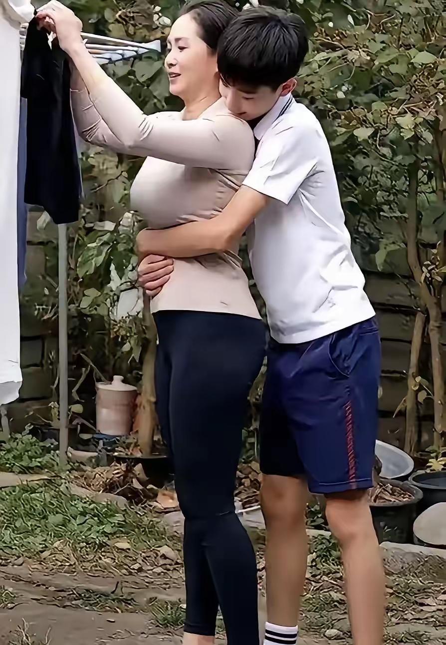 儿子个头都快赶上妈了，这般亲密无间，真的合适吗？俗话说“儿大避母”，不是没道