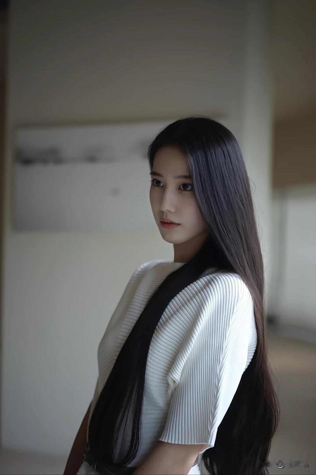 优雅黑发少女，简约白色上衣，气质出众