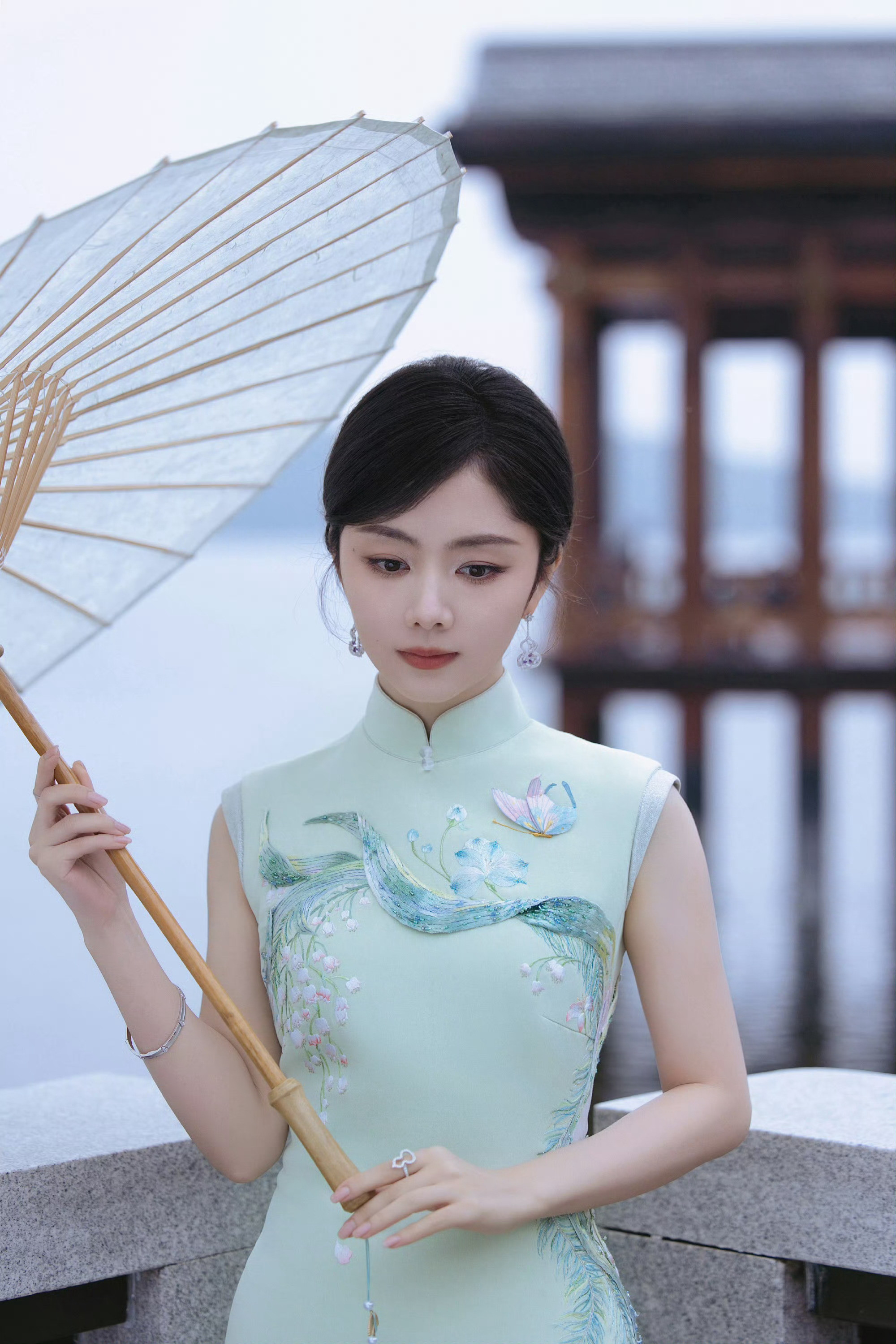 谭松韵端午晒旗袍照谭松韵端午晚会旗袍造型，好温婉，好漂亮