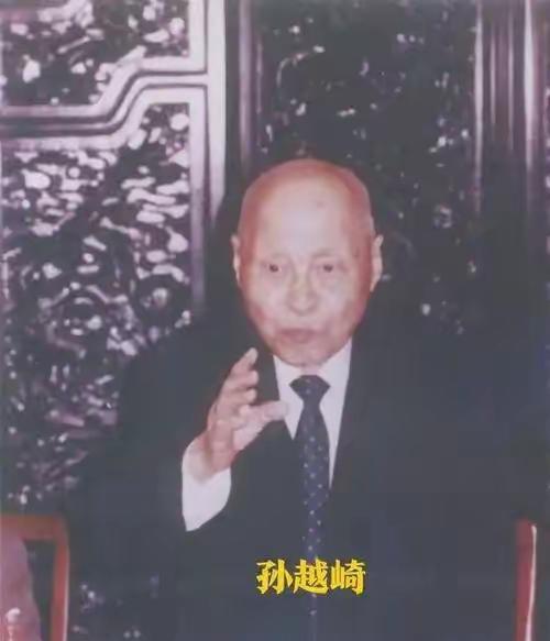 1949年蒋介石下令炸毁大陆所有工业命脉，一个国民党高官却阳奉阴违，他保下的上千