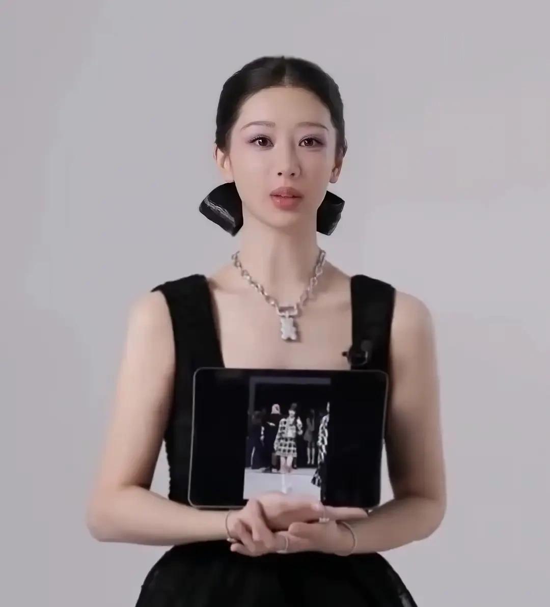 他们说这是杨紫，我不信，不过仔细一看，还真是。这个发型有点让人不适应。