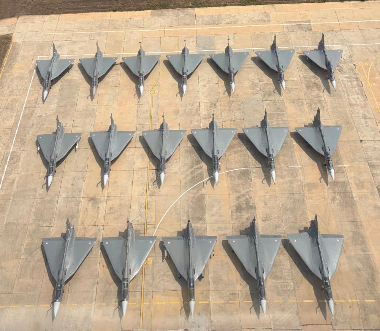 印度这次厉害了，一下子展示了20架光辉战机。太厉害了。不过有网友发现，这