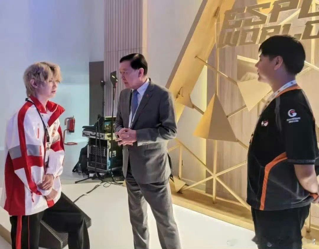 一诺EWC开幕式出场一诺代表KPL亮相！顶级选手徐必成凭敢打敢秀与初心获誉，期