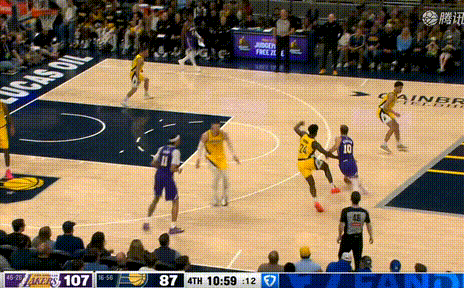 湖人锁定胜局后，大家的爱都转移到布朗尼身上去了。1、肯纳德助攻布朗尼完成大风车