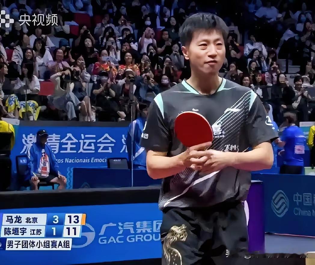 担心的不是老将龙队赢不了球，担心的是他！北京队小组赛，老将龙队披挂上阵，迎战实