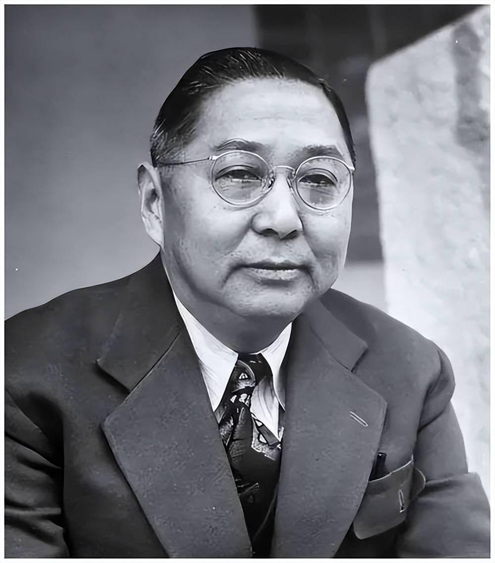 孙中山突然从卫士手里夺过驳壳枪，追着唯一的儿子孙科冲出大元帅府，连脚上的拖鞋都跑