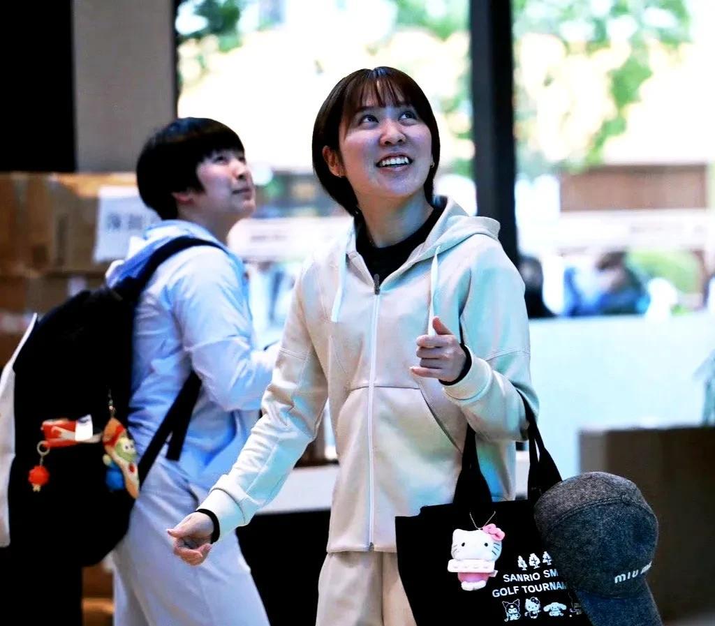 平野美宇这回高兴了！平野美宇因加盟了莎莎所在的深圳大学俱乐部，得以与莎莎、蒯曼