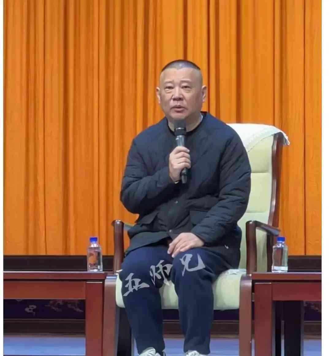 八十块一张票，上座率刚过一半。德云社前大师兄闫云达，现在就在天津的小剧场里这么