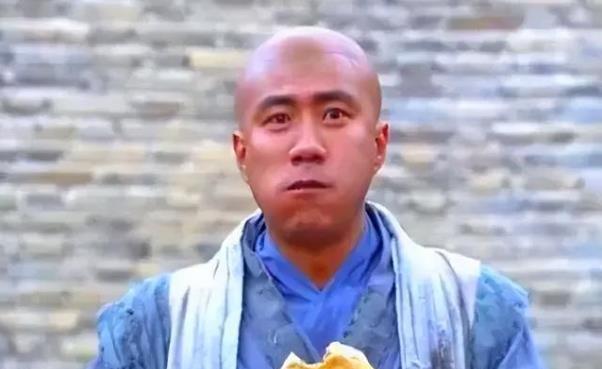 1378年，朱元璋回乡祭祖，路过寺庙进去烧香。他突然问方丈：“朕需要跪吗？”众人