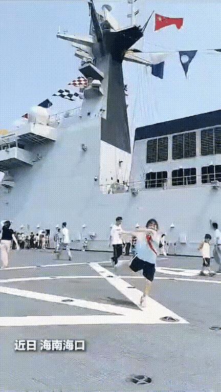 全国五—假期的第一天，在海南舰上跳舞的小女孩燃爆全网。当穿着校服的小女孩在甲板