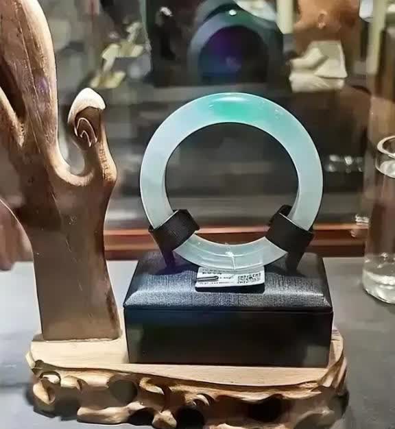 许昌人集体沉默了！胖东来珠宝柜台最耀眼的白月光，那个标价118万的镇店玉