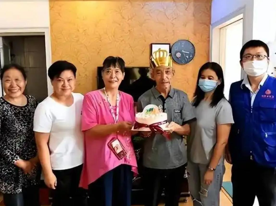 92年，武汉摊贩捡两女婴终生未娶，20年后亲生父母找来，孩子如何选择？2015年