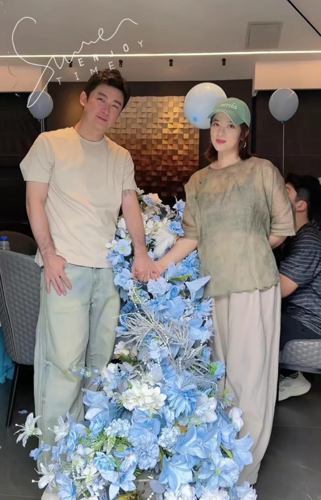 “反派专业户“曹征为大2岁妻子宋茶茶庆生，宋茶茶也是演员，中戏毕业。曹征亲手写下