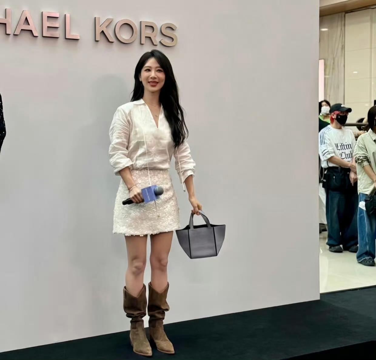 杨紫这个身材不错啊，之前一直以为杨紫比例差，这张照片看起来还挺不错的，不愧是高妹
