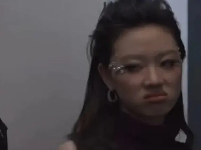 单依纯得知Grace被淘汰后，直接当着直播间镜头黑脸，撅着嘴非常不爽，对节目组的