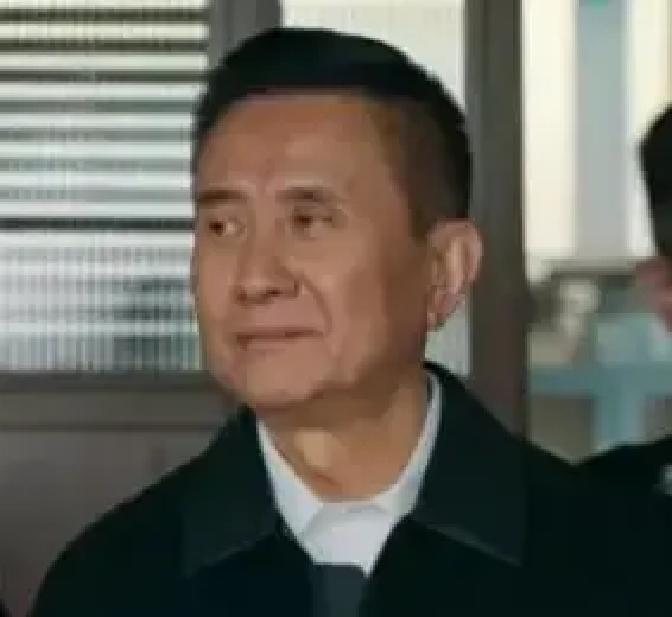 张志坚把弘沐寿演成我半夜做噩梦的素材。剧里他穿白衬衫在会议室拍桌子，镜头一切，