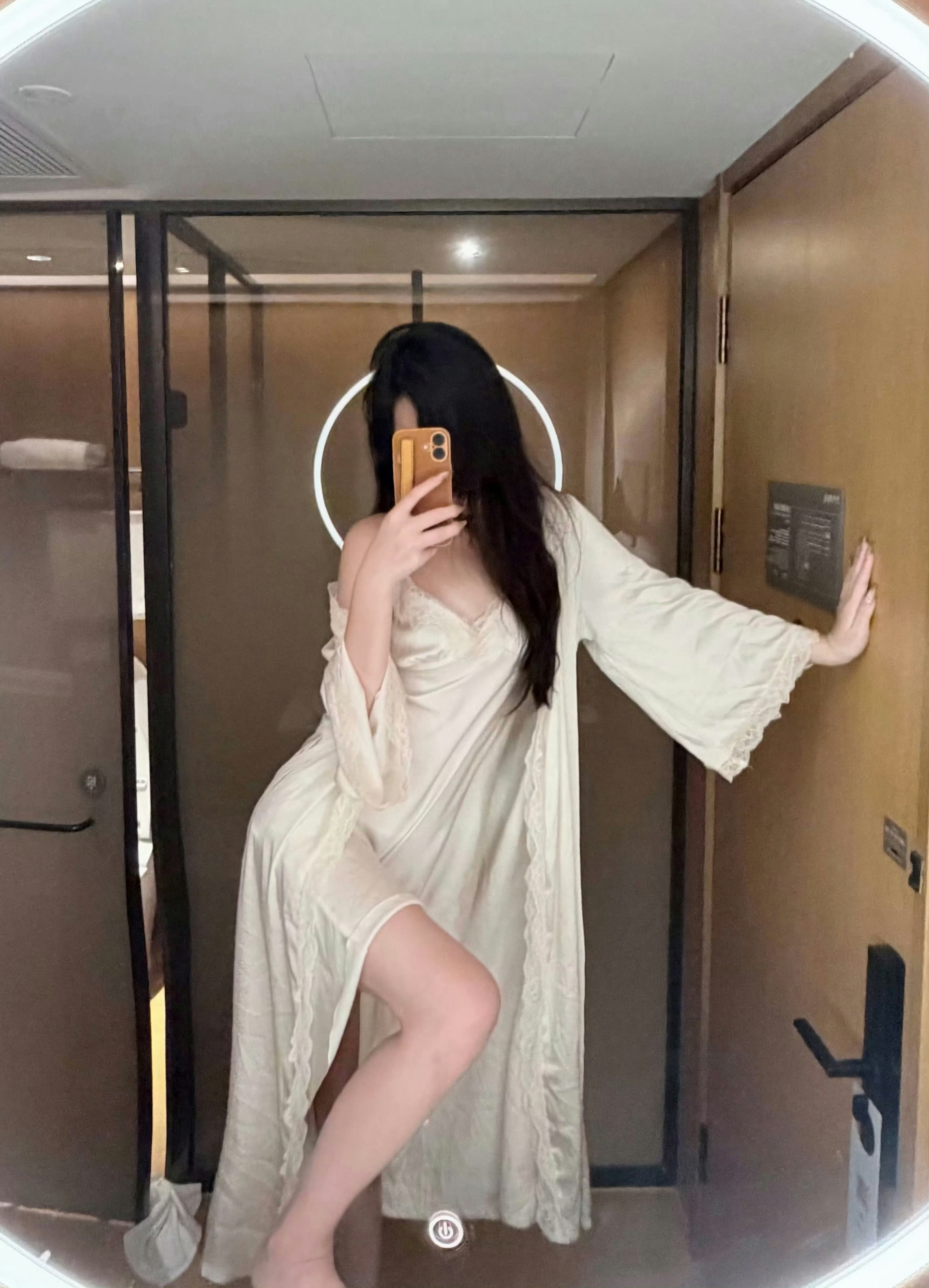 下午茶的甜点很甜，不如你对我的偏爱甜​​​[思考]​​​
