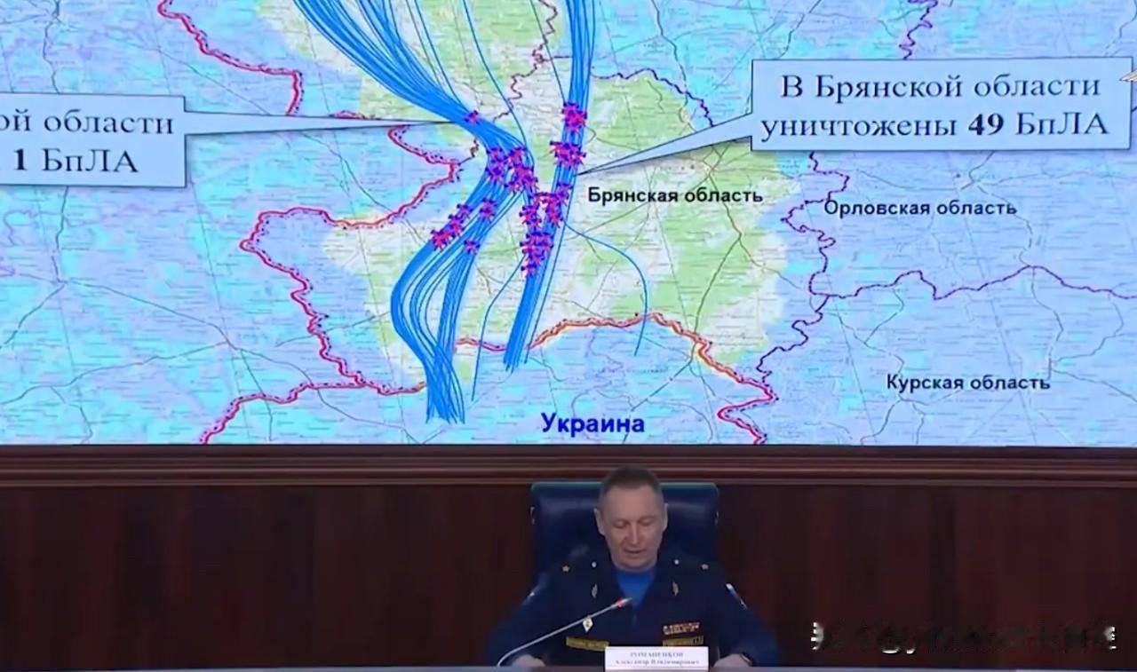 俄空天军防空导弹部队司令罗曼年科少将今天通报了乌军无人机偷袭普京官邸的关键细节：