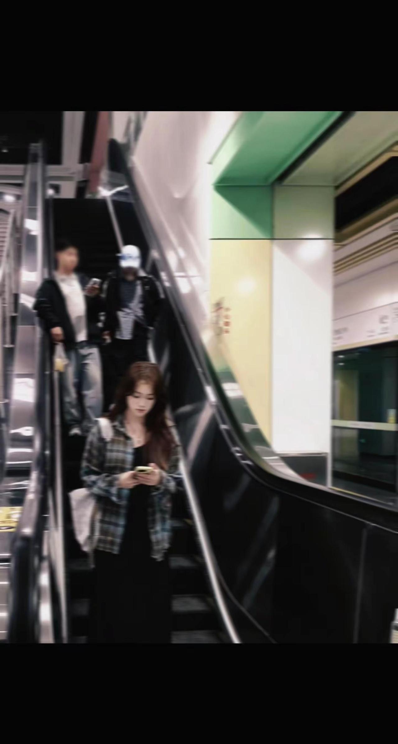 你懂得我的固执我懂你脾气两颗心在靠近.电梯随拍ootd地铁穿搭