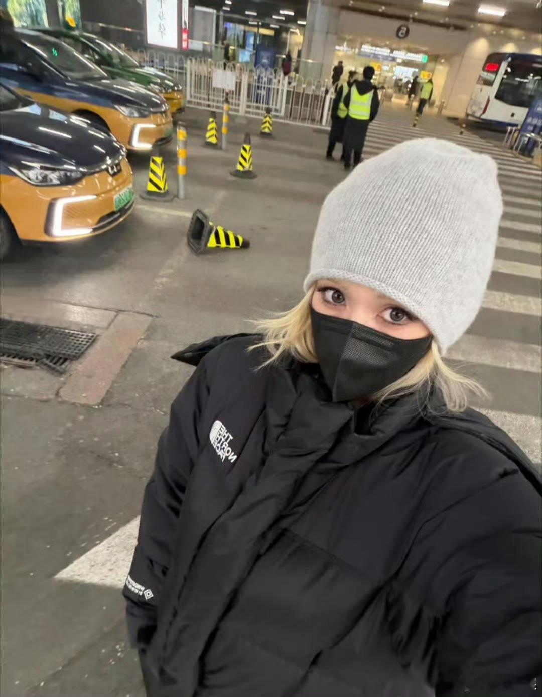 Somi来北京也得穿黑色羽绒服可别把孩子冻坏了🥶🥶