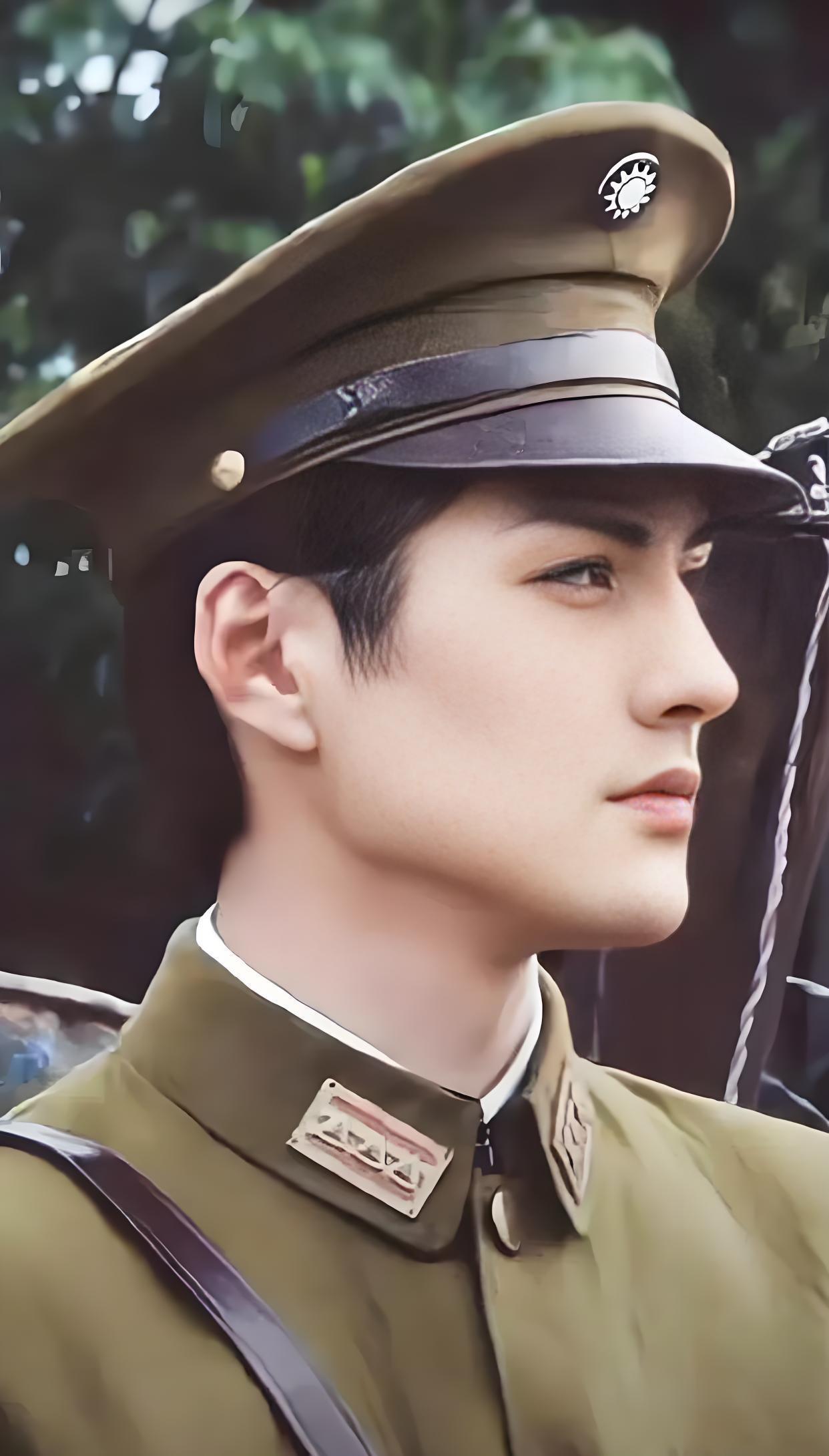 2000年，21岁的严屹宽被上海一个富婆看上，富婆提出用1个亿包养他，日