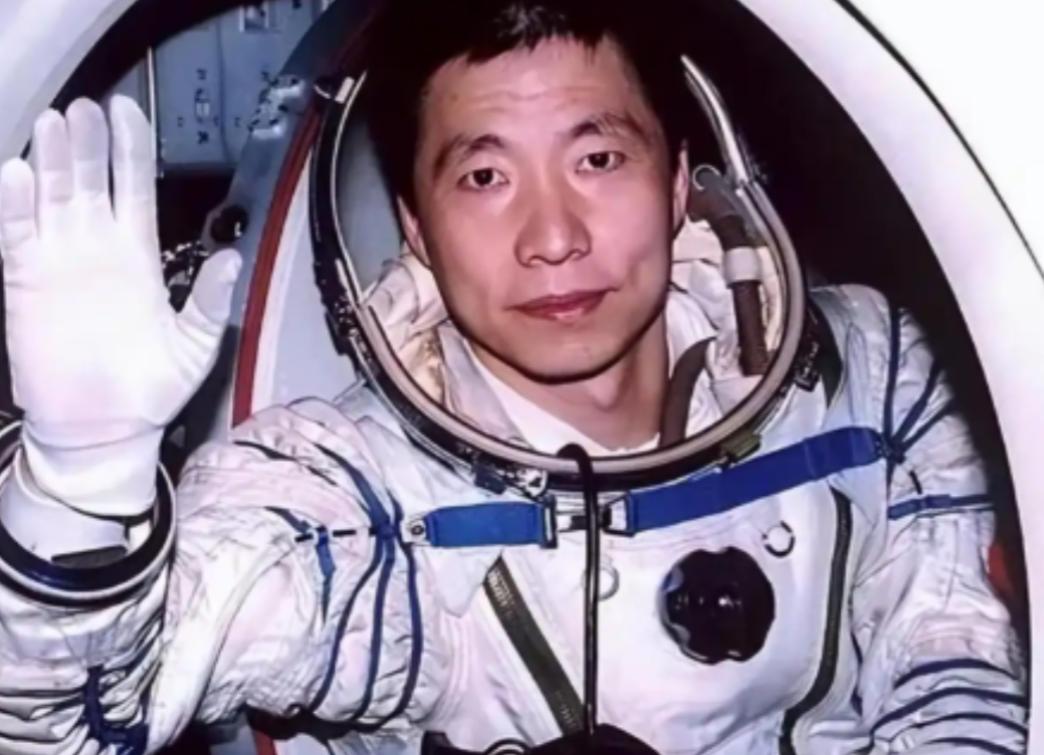 .杨利伟为什么后来再也没有登天？其实，他能够活着回到地球就已经是万幸，在他攀登太