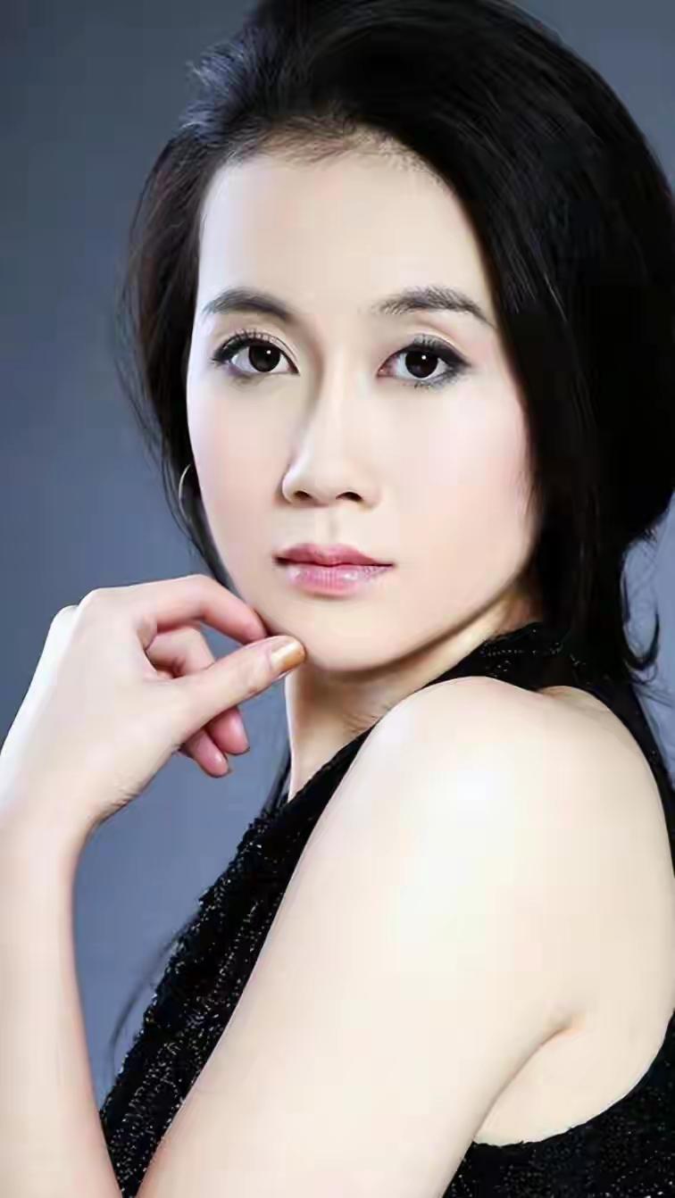 温峥嵘真是个宝藏女演员。1978年出生于贵州贵阳的她，毕业于北影表演系。199