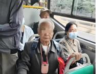 5月8日红星新闻报道，“两分钟阴阳两隔，这到底是谁的错？”上海一位八旬老人乘公交
