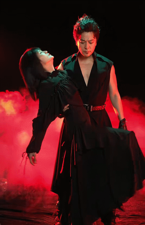 《灵魂摆渡·十年》正在热播中，“赵吏”的饰演者于毅，与“娅”的饰演者萧茵，复刻了
