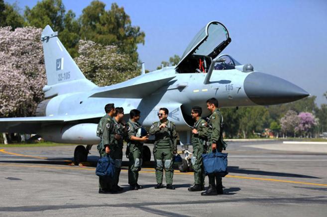 伊朗两次放鸽子歼10，如今只能看巴铁用它给自个儿护驾。伊朗算是把“后悔”两