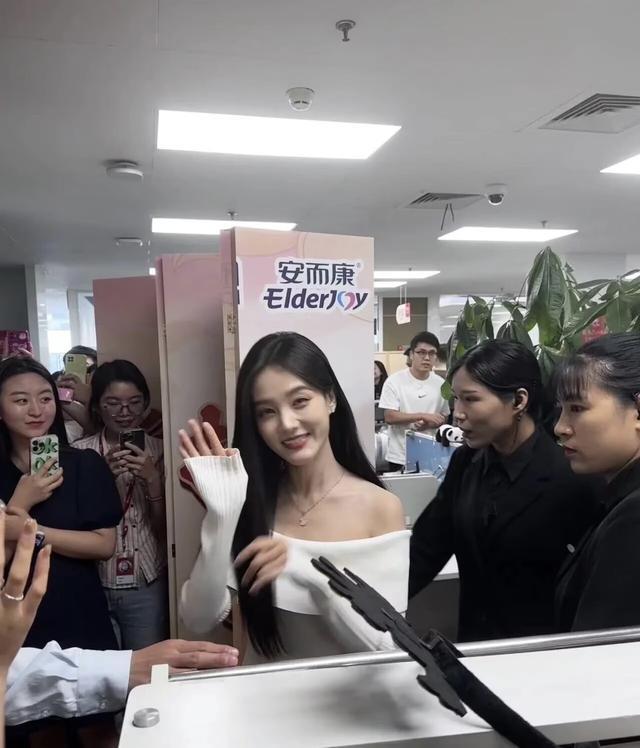 离开了美颜之后的李一桐, 原来长这样, 我被“骗”了好久!