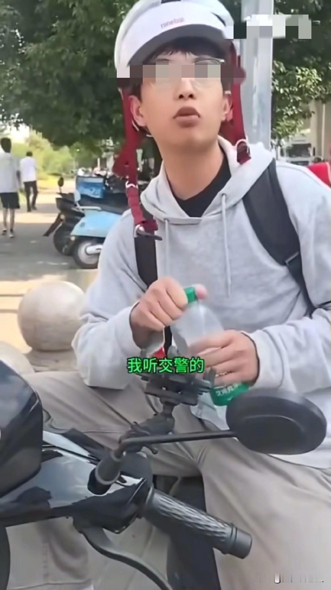 想不通“我听交警事件”的那个女孩，她为什么会被拘留，她犯了什么法？事件起因很