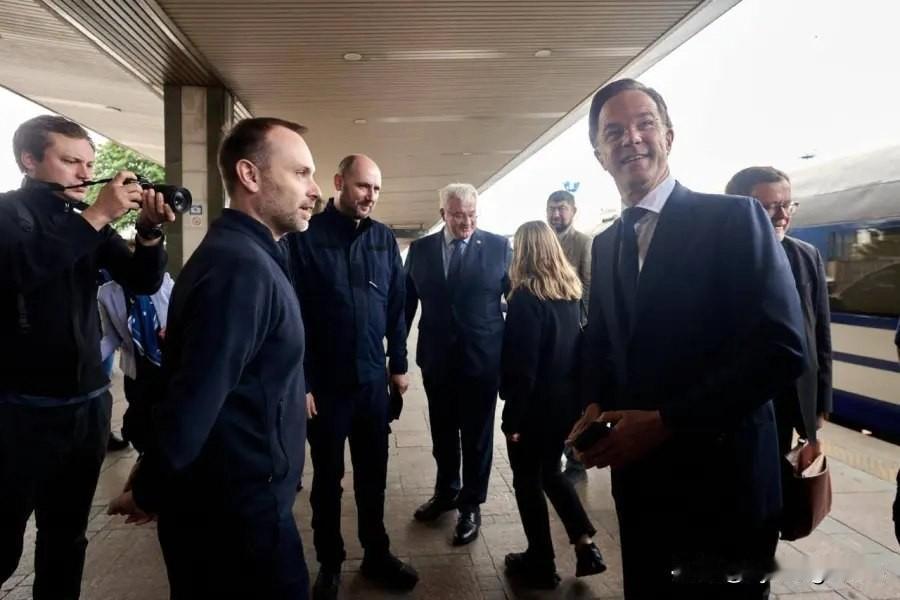 🇺🇦北约秘书长抵达基辅北约秘书长吕特于6月3日乘火车抵达基辅。