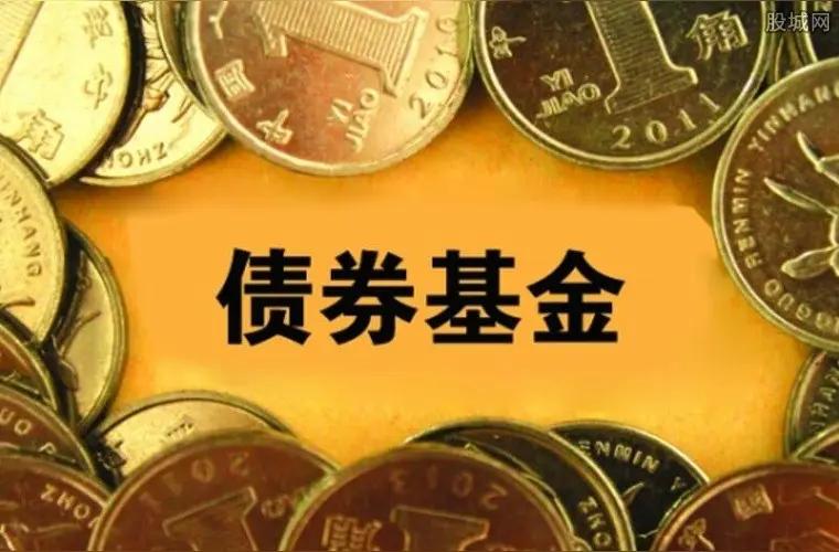 如果本金不是特别多比如有10--20个，可以适当买激进一些的定期基金。如果有30