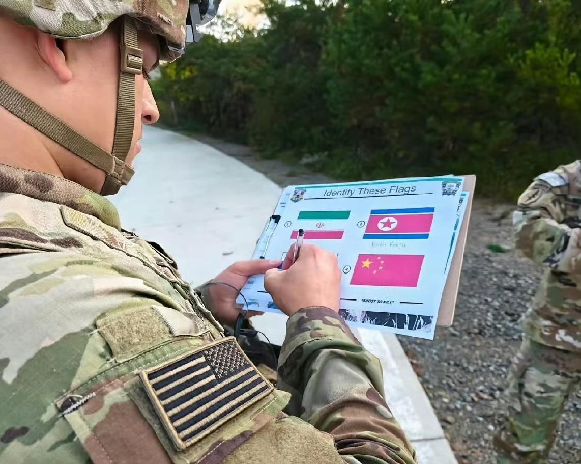 网传驻韩美军的假想敌对象。一共有四个。被美军士兵的手挡住的是？