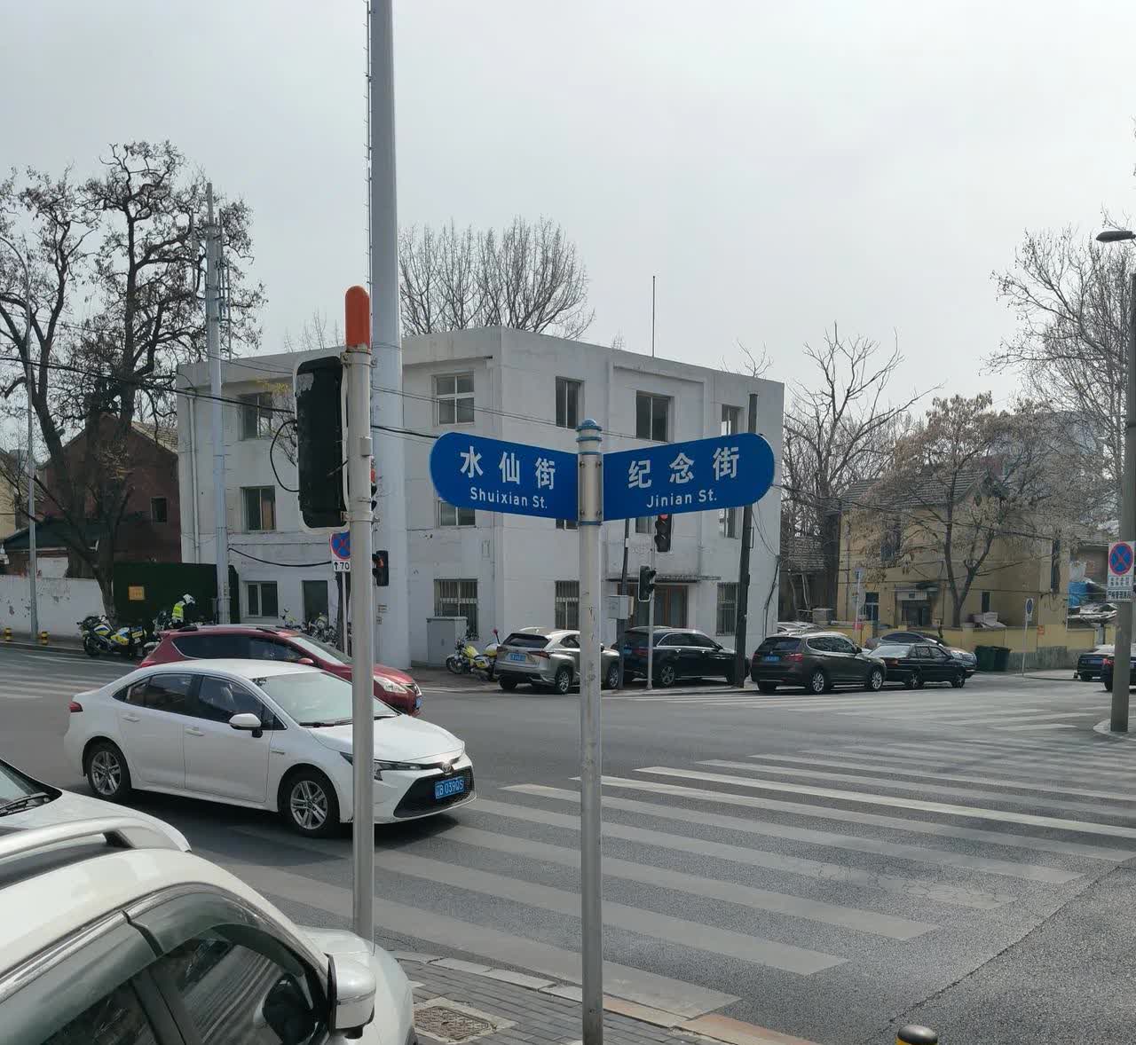 大连西岗区交通队真来能人了！一觉醒来，人民广场喷水池后水仙街交纪念街由南向北