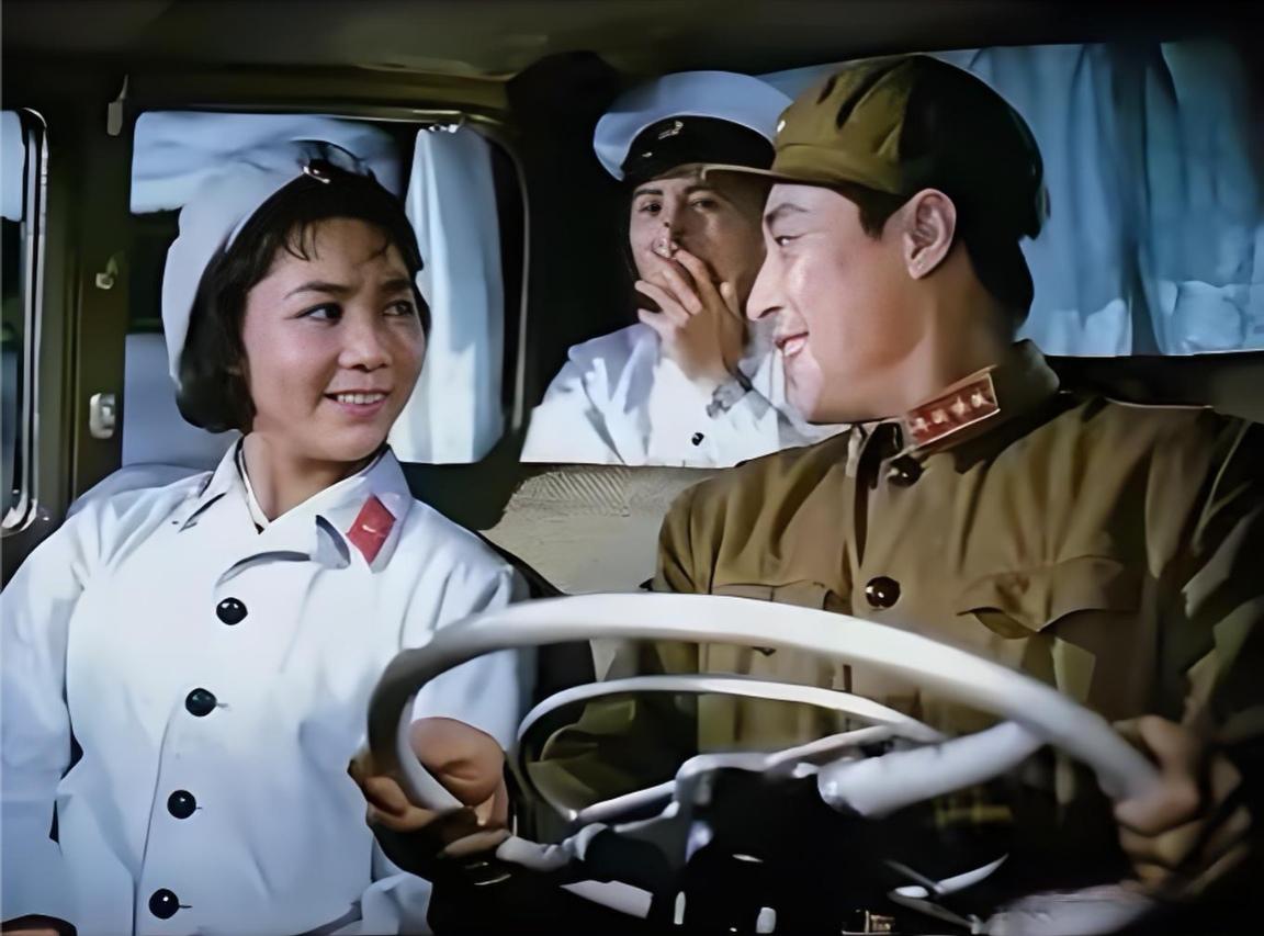田华比王心刚年长四岁，舞台与银幕入行更早。在拍摄1965年《秘密图纸》时，二人饰