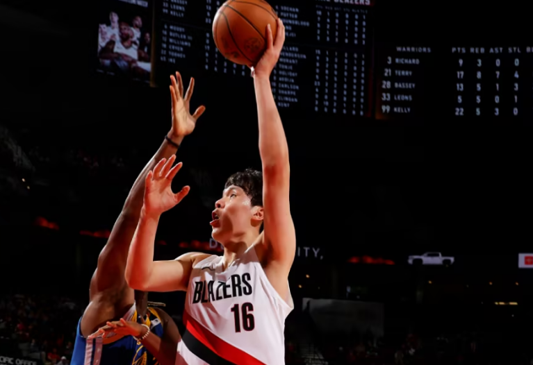 末节12分钟4助攻0犯规！杨瀚森用“发牌打法”完成了NBA生涯最重要的一次自救