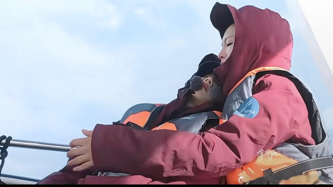 李沁马思纯怪不得你俩能玩到一块一个太阳一个月亮，我不说都知道这两个对应的是谁吧，