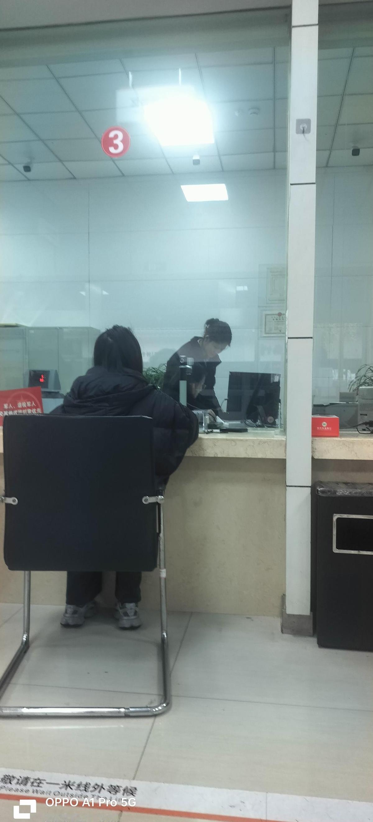 办个业务前面那大哥硬是坐了40分钟没挪窝，这谁受得了？柜员在那磨磨蹭蹭不知道忙