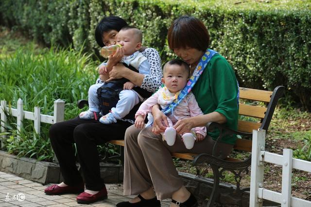 孩子能不能交给婆婆带, 先看看婆婆符合这3个标准吗?
