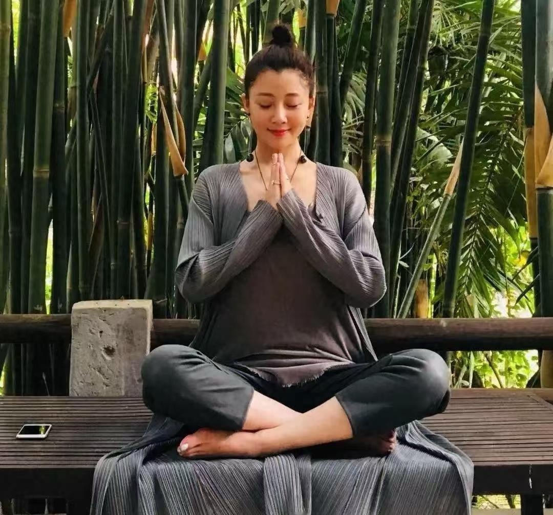 46岁的殷桃，她家的豪宅是真够大的，院子跟张馨予家的比起来一点也不差！人到了中年